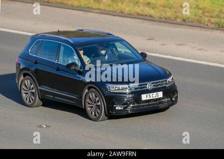 2019 noir VW Volkswagen Tiguan R-Line Tech TSI 4 M ; UK voiture de voiture, transport, moderne, berline, sur l'autoroute  . ROYAUME-UNI Banque D'Images