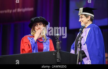 Brighton Royaume-Uni 7 février 2020 - Cressida Cowell, auteur pour enfants (à gauche) connue pour sa série de livres « Comment former Votre Dragon reçoit un doctorat honorifique en arts à la cérémonie de remise des diplômes de l'Université de Brighton de la vice-chancelière Prof Debra Humphris cet après-midi: Crédit Simon Dack / Alay Live News Banque D'Images