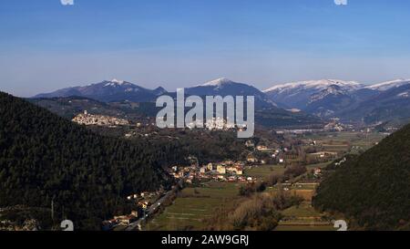 Raccourcissement de la vallée de la rivière Nera en hiver, valnerina près de terni, Ombrie, Italie Banque D'Images