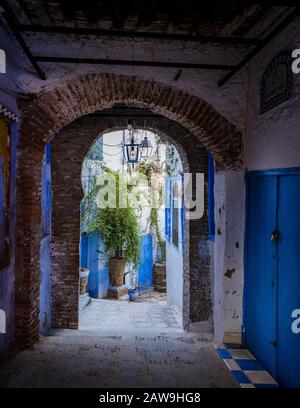 Chefchaouen, MAROC - VERS MAI 2018 : rue typique de Chefchaouen Banque D'Images