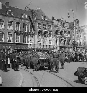 Tour du Prince Bernhard par l'ouest des Pays-Bas Prince Bernhard sur la Grote Markt à Haarlem Date: 29 juin 1945 lieu: Haarlem, Noord-Holland mots clés: Soldats, princes Nom De La Personne: Bernhard (prince Pays-Bas) Banque D'Images