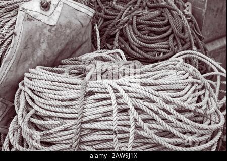 Corde spoulée et labouée et ligne en nylon torsadé, utilisée pour la pêche commerciale à la palangre, sur la rue Katlian à Sitka, Alaska, États-Unis. Pêche à la palangre, o Banque D'Images
