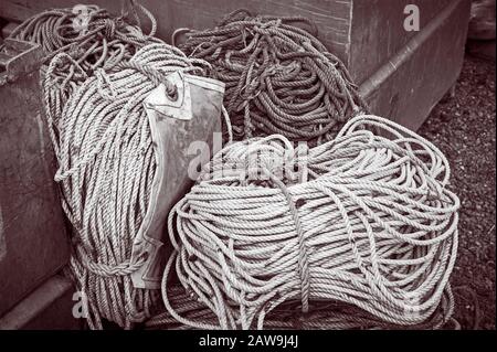Corde spoulée et labouée et ligne en nylon torsadé, utilisée pour la pêche commerciale à la palangre, sur la rue Katlian à Sitka, Alaska, États-Unis. Pêche à la palangre, o Banque D'Images
