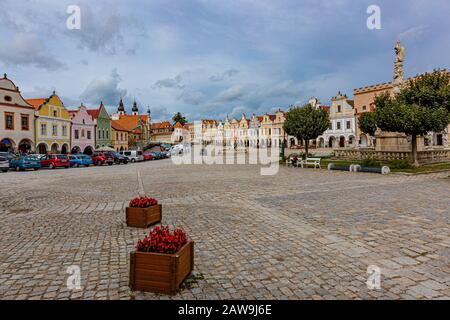 Telc / République tchèque - 27 septembre 2019: Vue sur le centre historique de la ville, patrimoine mondial de l'UNESCO avec maisons, arbres et rue pavée. Banque D'Images