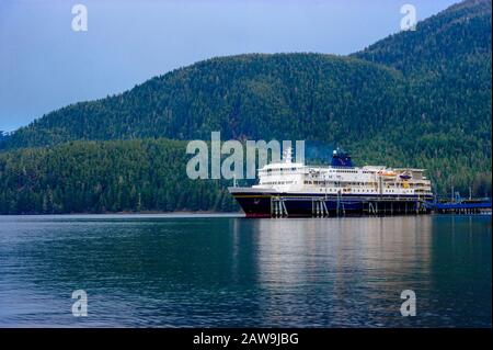 Le M/V Kennicott de la route maritime de l'Alaska est amarré au terminal de ferry de Sitka. Sitka, Alaska, États-Unis. Banque D'Images