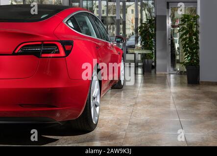 Kiev, Ukraine - 26 Janvier 2020: Red Tesla Modèle 3 Dans Le Hall D'Exposition Banque D'Images