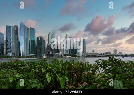Singapour. Janvier 2020. Vue panoramique sur les gratte-ciel de Marina Bay au coucher du soleil Banque D'Images