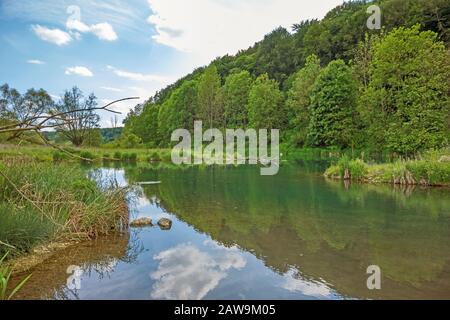 Rivière Brenz près de la vallée Eselsburger Tal - joyau des alpes souabe (Schwaebische Alb) Banque D'Images