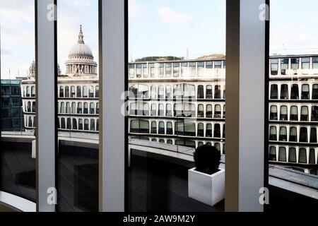 30 Cannon Street et St Paul's Cathedral, Londres, Royaume-Uni Banque D'Images