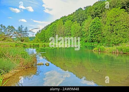 Rivière Brenz près de la vallée Eselsburger Tal - joyau des alpes souabe (Schwaebische Alb) Banque D'Images