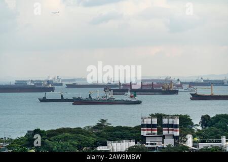 Singapour. Janvier 2020. Navires à l'ancre devant le port de Singapour Banque D'Images