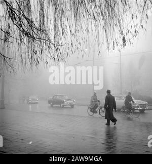 London Fog Leidseplein À Amsterdam Date : 22 Décembre 1953 Lieu : Amsterdam, Noord-Holland Mots Clés : Fog Nom Du Personne : Leidseplein Banque D'Images