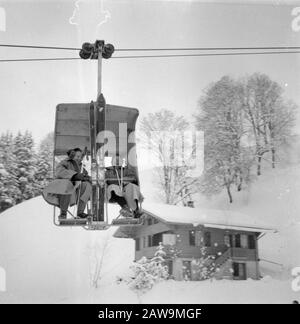 Visite royale à Grindelwald, Princesses in ski Date : 31 décembre 1953 lieu : Grindelwald mots clés : princesses, remontées mécaniques Banque D'Images