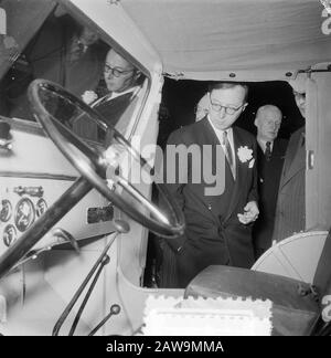 Ouverture de l'exposition RAI-car par le ministre des Affaires économiques, M. J. Zijlstra... Le ministre a montré un grand intérêt pour la Moskvitch russe Date: 26 février 1954 lieu: Amsterdam, Noord-Holland mots clés: Voitures, ouvertures, expositions Nom De La Personne: Zijlstra, Jelle institution Nom: RAI Banque D'Images
