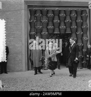 La reine Juliana et le prince Bernhard visitent 15 comtés dans l'est de la Hollande-Méridionale. Date: 20 mai 1954 lieu: South Holland mots clés: Visite, reines, redevance, princes Nom De La Personne: Juliana, Queen Banque D'Images