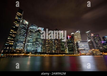 Singapour. Janvier 2020. Vue nocturne des gratte-ciel de Marina Bay Banque D'Images