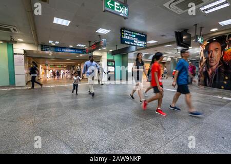 Singapour, Janvier 2020. Les gens marchent dans une station de métro Banque D'Images