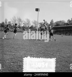 Korfball Pays-Bas Contre La Belgique. Attaque néerlandaise Date: 27 mai 1956 lieu: Belgique, Pays-Bas mots clés: Basket-ball, attaque Banque D'Images