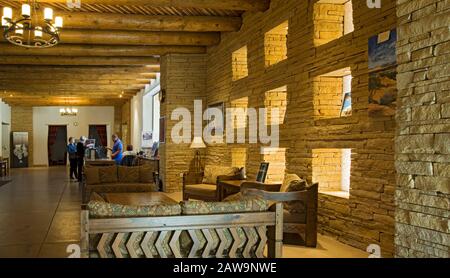 Personnes dans le hall de réception, Sky City Cultural Center, Acoma Pueblo, New Mexico États-Unis Banque D'Images