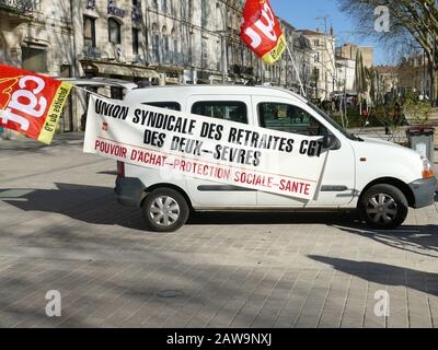 Pour la 12ème mobilisation contre la réforme des retraites depuis la mobilisation historique du 5 décembre, la participation de 600 personnes est en déclin Banque D'Images
