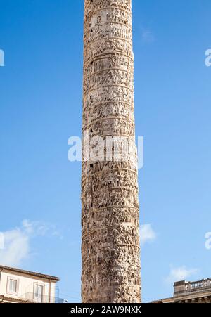 Colonne De Marcus Aurelius, Rome Italie. 193 AD. Il fait 130 pieds de haut et les sculptures dans les 27 blocs de marbre creux Carrara raconte l'histoire Banque D'Images