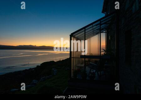 Maison de vacances écossaise près de la mer au lever du soleil - une escapade à distance, Carradale, Argyll, Ecosse Banque D'Images