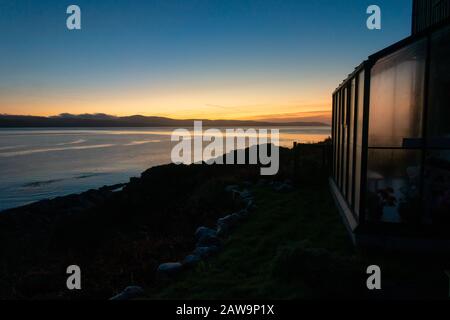 Maison de vacances écossaise près de la mer au lever du soleil - une escapade à distance, Carradale, Argyll, Ecosse Banque D'Images