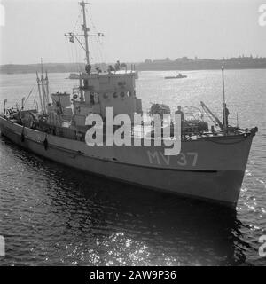 Reportage Vulcan Annotation: Minesweeper Mv 37 Hr. Mme Marsdiep de la Marine royale. Le navire est le BYMS 38 de la classe YMS construite par le chantier naval américain Barbour Boat Works de New Bern. Après avoir terminé la construction, le navire a été transféré à la Marine royale le 14 avril 1943, où les navires ont été le BYMS 2038. Le 27 juillet 1947, le navire a été transféré à la Marine néerlandaise, où il a été mis en service en 1956. (Source : Wikipedia) Date : 19 septembre 1947 mots clés : navires militaires Banque D'Images