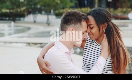 Un couple multiethnique heureux ayant une date romantique dans un bel endroit à l'extérieur. Concept de relation. Banque D'Images