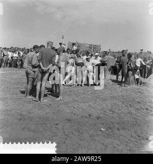 Les Efforts De Sauvetage À Zandvoort Ont Noyé L'Allemand Date : 7 Juillet 1957 Lieu : Hollande-Nord, Zandvoort Banque D'Images