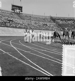 Journée olympique du stade olympique Olympich à Amsterdam. Torche: Fbk et Willem Slijkhuis Date: 30 juin 1957 lieu: Amsterdam, Noord-Holland mots clés: Athlètes, athlètes, torches, sportifs Nom: Blankers-Koen, Fanny, Slijkhuis, Wim Banque D'Images