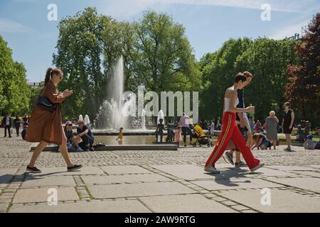 Oslo, NORVÈGE - 27 MAI 2017 : des gens qui profitent d'une journée d'été ensoleillée au parc d'Oslo, Norvège. Banque D'Images