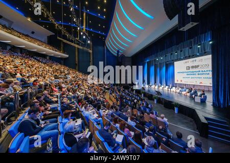 Les visiteurs du forum d'éducation aux affaires écoutent la conférence dans le grand hall Banque D'Images