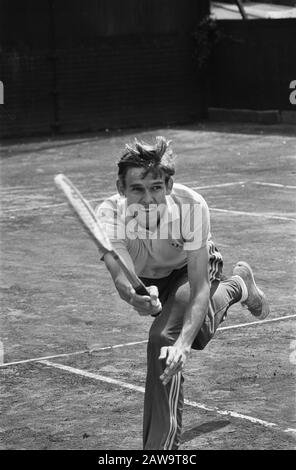 Championnats internationaux de tennis en 1975 à La Milk House à Hilversum Loek Sanders (Ned) en action Date: 15 juillet 1975 lieu: Hilversum, Noord-Holland mots clés: Tennis, tournoi Nom De La Personne: Sanders, Loek Nom de l'institution: Melkhuisje, 't Banque D'Images