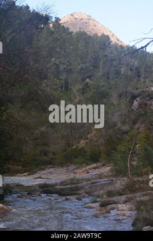 Les Algars, une rivière de montagne méditerranéenne préservée dans le parc naturel des ports d'Els, Catalogne Banque D'Images