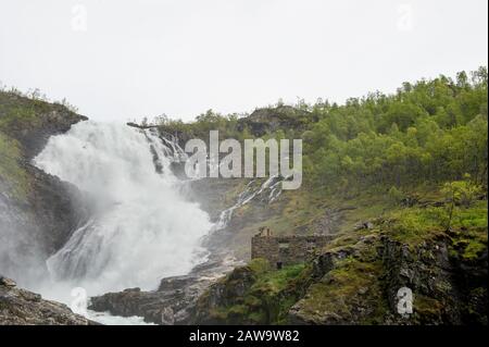 Kjossfossen est une chute d'eau située dans la municipalité d'Aurland, dans le comté de Sogn og Fjordane, Norvège Banque D'Images