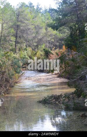 Les Algars, une rivière de montagne méditerranéenne préservée dans le parc naturel des ports d'Els, Catalogne Banque D'Images