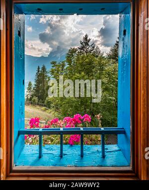 Vue depuis une fenêtre, cabane de montagne, Rifugio San Marco, San Vito di Cadore, Belluno, Italie Banque D'Images