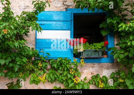Volet bleu et blanc d'une cabane de montagne, Rifugio San Marco, San Vito di Cadore, Belluno, Italie Banque D'Images