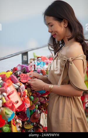 Femme regardant des locks d'amour et des coeurs avec des vœux d'amour sur la montagne Namsan à Séoul, en Corée du Sud Banque D'Images