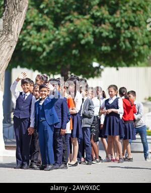 Des étudiants heureux s'habiller en soirée sur le boulevard universitaire, Samarkand, Samarqand Province, Ouzbékistan Banque D'Images