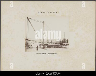 Mer du Nord Loopkraan sur la cour du bloc. Des blocs de béton ont été faits pour la construction des brise-lames Date: {1870-1875} lieu: Noord-Holland, North Holland, Velsen, Velsen mots clés: Sites de blocs, palans, grues, grues à vapeur, équipement de levage Banque D'Images