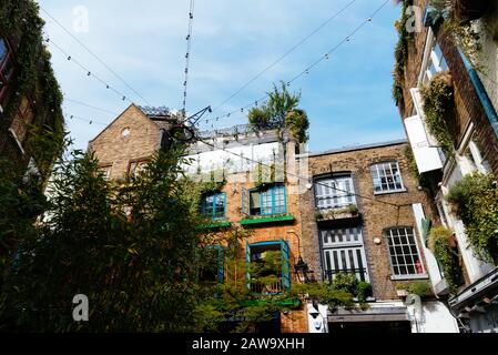 Londres, Royaume-Uni - 15 Mai 2019: Neals Yard Court Dans Sept Dials, Covent Garden. Situé dans le West End de Londres, il est réputé pour son magasin de mode de luxe Banque D'Images