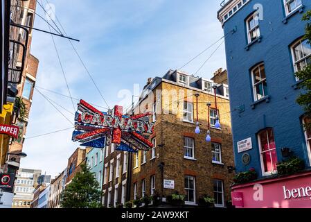 Londres, Royaume-Uni - 15 mai 2019 : vue sur le panneau de conduite de Carnaby Street. Carnaby est une rue commerçante piétonne de Soho, dans la ville de Westminster. Banque D'Images