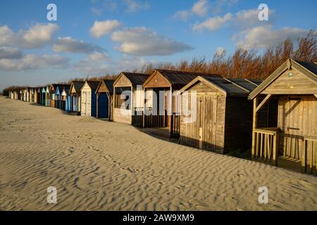 Vue sur la plage Huts sur West Wittering Beach dans West Sussex Banque D'Images