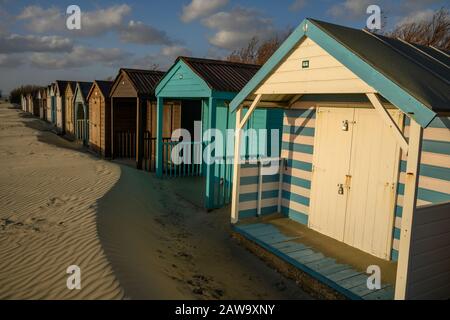 Vue sur la plage Huts sur West Wittering Beach dans West Sussex Banque D'Images