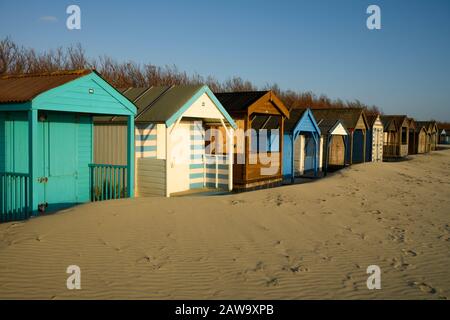 Vue sur la plage Huts sur West Wittering Beach dans West Sussex Banque D'Images