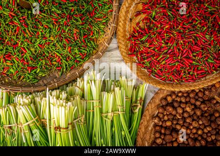 Piment épicé fraîchement récolté et légumes Banque D'Images