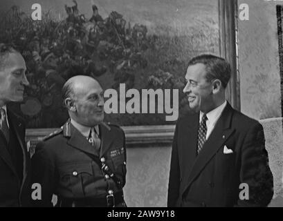 Ministre de la guerre S. H. ir. Fisher reçoit le général Sir Dudley Ward Date : le 30 novembre 1959 mots clés : Ministres, généraux, revenu Personne Nom : le général Sir Dudley North, S. H. ir. Pêcheur Banque D'Images