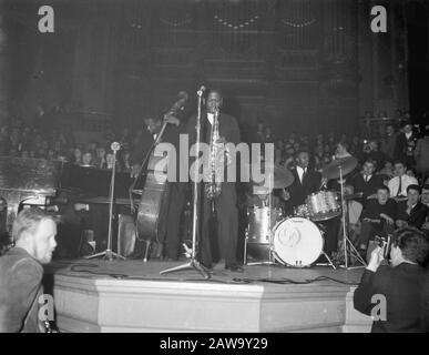 Concert de nuit du Horace Silver Quintet au Concertgebouw d'Amsterdam. OUIs Hayes (batterie), Junior Cook (saxophone ténor), Calvin (Gène) Taylor (basse) Date : 21 février 1959 lieu : Amsterdam, Noord-Holland mots clés : concerts de nuit Nom De La Personne : hospitalité Silver Quintet Banque D'Images